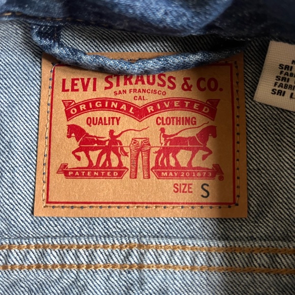 Levi’s Women’s Denim Jacket - Picture 2 of 3